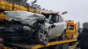 VIDEO Tragedie pe „Drumul Morții” din Suceava. Mamă moartă, trei fiice grav rănite după impactul cu un tir